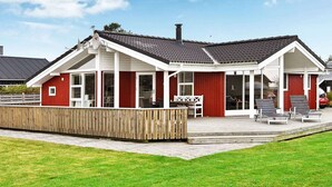 Exterior - Cosy Holiday Home in Juelsminde With Terrace (Juelsminde)