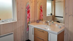 Bathroom - Cosy Holiday Home in Juelsminde With Terrace (Juelsminde)