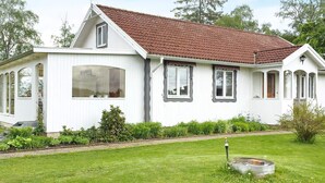 A white building with a red-tiled roof, large windows, and a garden in front. - Holiday Home in Vara (Vara)