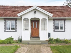 A white building with a brown door, two windows with shutters, and a small porch. - Holiday Home in Vara (Vara)