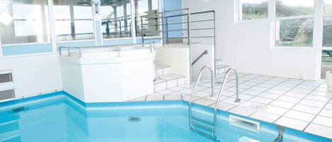 Inomhuspool och utomhuspool