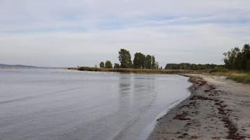 Una platja amb sorra fina i aigua tranquil·la.