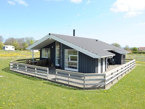 A single-story house with a covered porch and a chimney. - 4 Star Holiday Home in Sydals (Sydals)