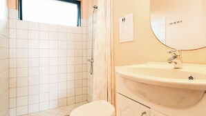 Bathroom - Pleasant Holiday Home in Føllenslev near Sea (Follenslev)