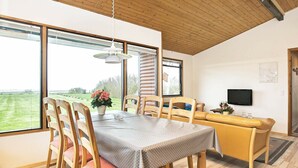 Dining - Pleasant Holiday Home in Føllenslev near Sea (Follenslev)