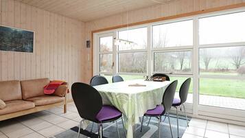 3 bedrooms, cribs/infant beds