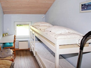 4 bedrooms, cribs/infant beds