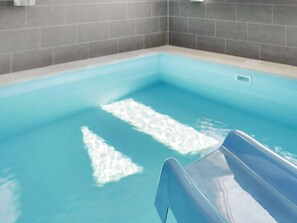 Een zwembad met helder water en één baan.