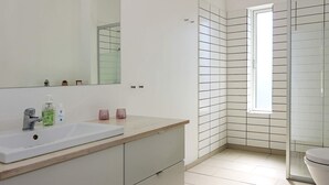 Bathroom - Pretty Holiday Home in Hadsund With Roofed Terrace (Hadsund)