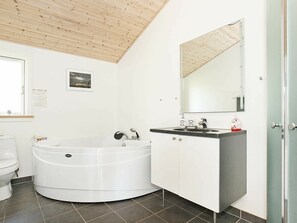 Spa treatment - Spacious Holiday Home in Vestervig With Terrace (Vestervig)