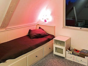 2 bedrooms, cribs/infant beds