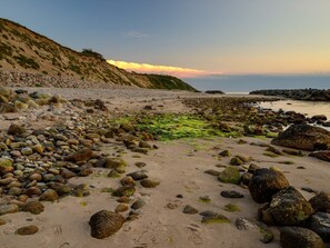 A rocky beach with a clear sky and a distant view of the sea. - Chic Holiday Home in Hovedstaden near Sea (Vejby)