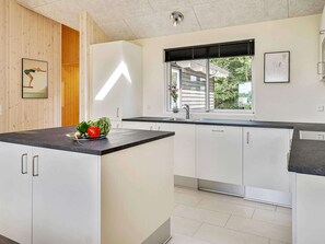 Maison | Cuisine privée | Réfrigérateur, chaise haute