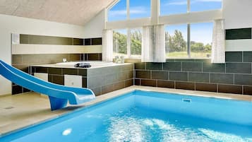 Casa | Alberca | Alberca techada y alberca al aire libre