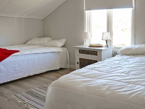 2 Schlafzimmer, individuell eingerichtet