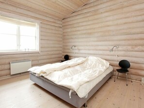 3 bedrooms, cribs/infant beds