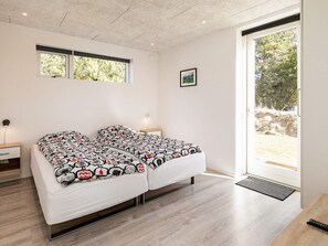 4 bedrooms, cribs/infant beds