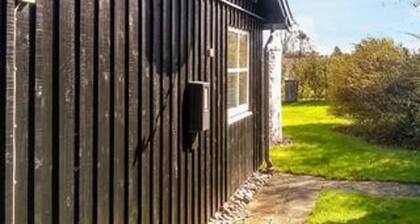 6 Person Holiday Home in Dronningmolle-by Traum