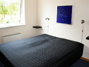 3 bedrooms, cribs/infant beds