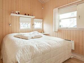 4 bedrooms, cots/infant beds - Beautiful Holiday Home in Dannemare Near Sea (Dannemare)