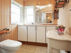 Bathroom - Beautiful Holiday Home in Dannemare Near Sea (Dannemare)