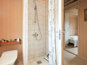 Bathroom - Beautiful Holiday Home in Dannemare Near Sea (Dannemare)