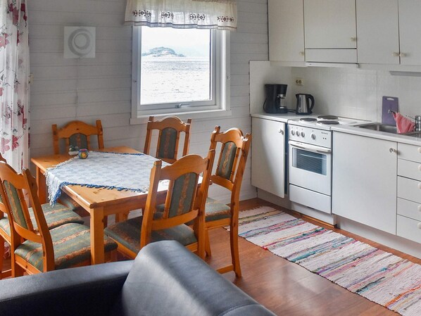 House | Private kitchen - 5 Person Holiday Home in Selje-by Traum (Stad)