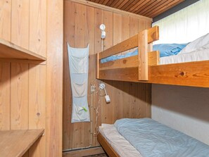 4 bedrooms, cribs/infant beds