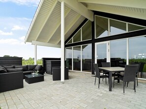 House | Outdoor dining