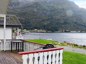 Hus | Utsikt mot innsjø