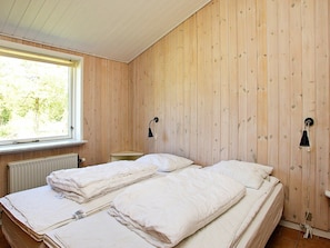 4 bedrooms, cribs/infant beds