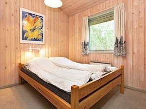 4 bedrooms, cribs/infant beds