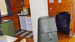 Une cuisine compacte équipée d’un réfrigérateur, d’une cuisinière et d’une machine à café.