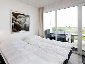 2 bedrooms, bed sheets