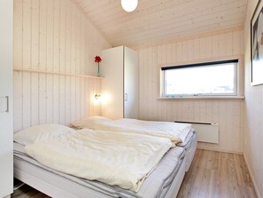 3 bedrooms, cribs/infant beds