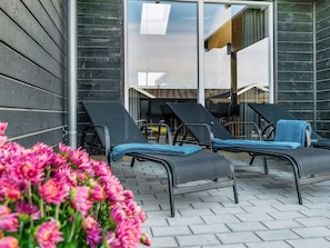 A patio with outdoor seating and a flower arrangement. - 5 Star Holiday Home in Bogense (Bogense)