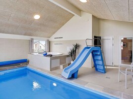 Una piscina techada, una piscina al aire libre