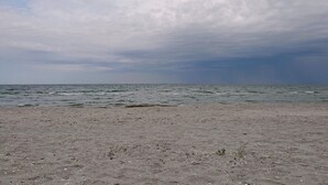 A beach with a sandy shore and the ocean in the background. - 5 Person Holiday Home in Strandby-by Traum (Strandby)