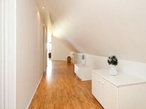 1 bedroom, cribs/infant beds