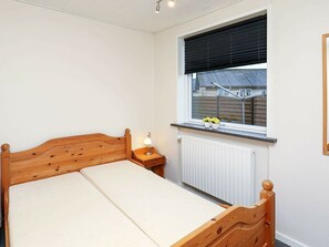 4 bedrooms, cribs/infant beds