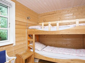 A bunk bed room with wooden walls and a window. - 8 Person Holiday Home in Fjerritslev-by Traum (Fjerritslev)