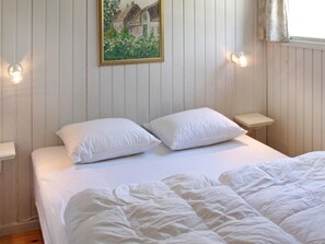 3 bedrooms, cribs/infant beds