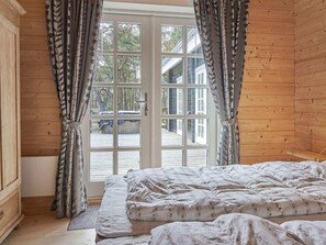 3 bedrooms, cribs/infant beds