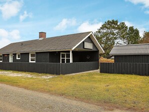 House | Exterior - Gorgeous Holiday House in Jutland With Terrace (Henne)
