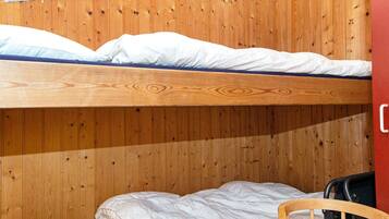3 bedrooms, cribs/infant beds