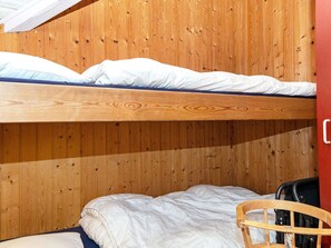 3 bedrooms, cribs/infant beds