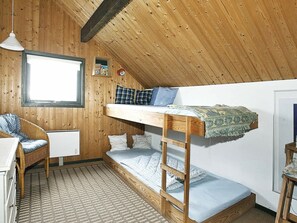 3 bedrooms, cribs/infant beds