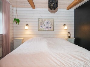 3 bedrooms, cribs/infant beds