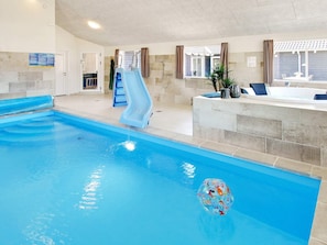 Una piscina techada, una piscina al aire libre