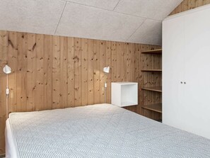 3 bedrooms, cribs/infant beds